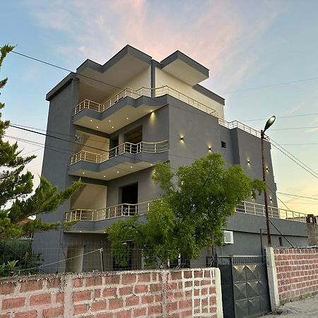 Mico'S Apartments Vlore Bagian luar foto