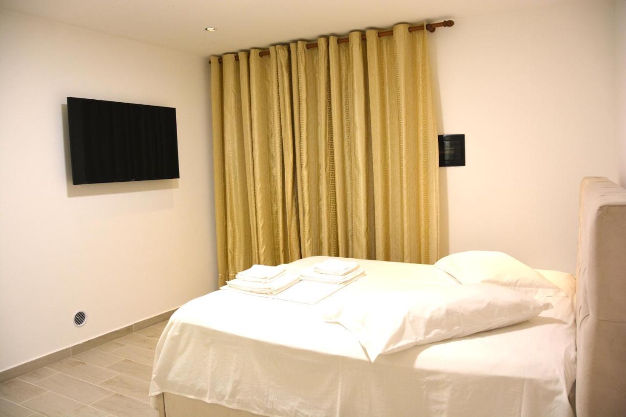 Mico'S Apartments Vlore Bagian luar foto