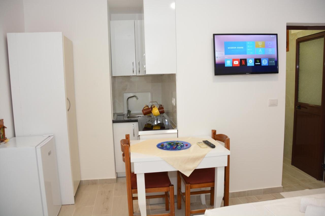 Mico'S Apartments Vlore Bagian luar foto