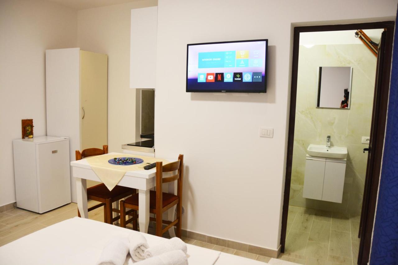 Mico'S Apartments Vlore Bagian luar foto