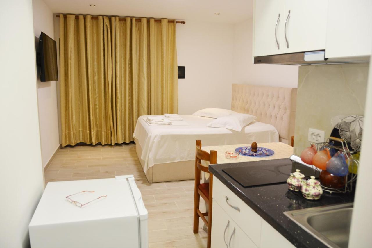 Mico'S Apartments Vlore Bagian luar foto