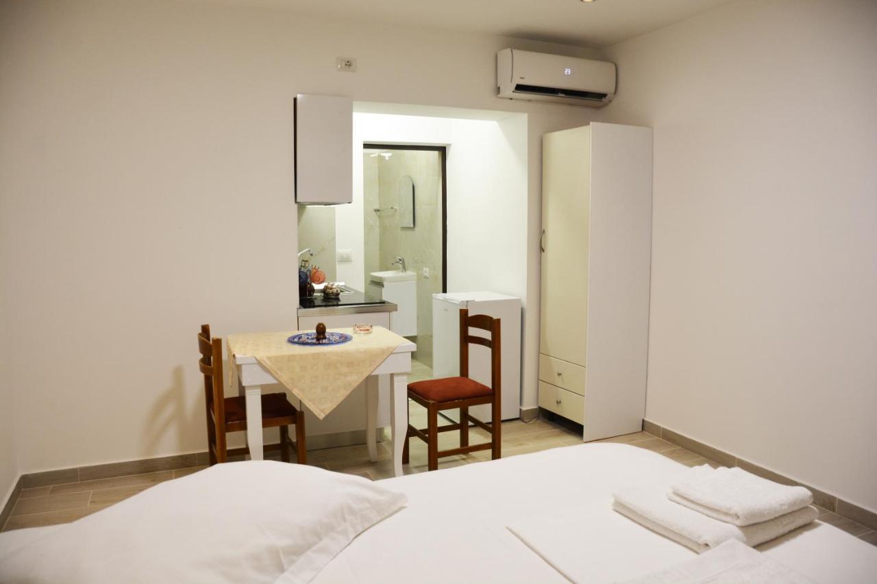 Mico'S Apartments Vlore Bagian luar foto