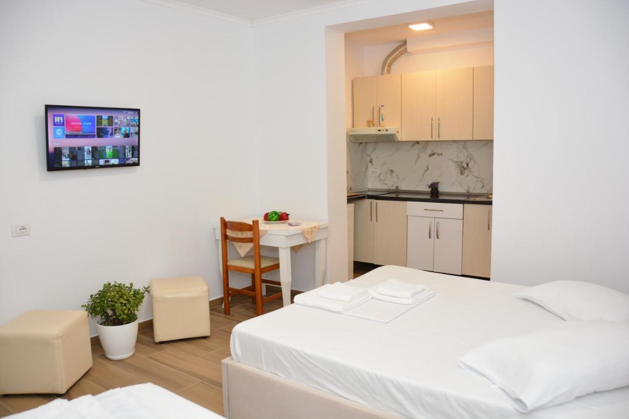 Mico'S Apartments Vlore Bagian luar foto