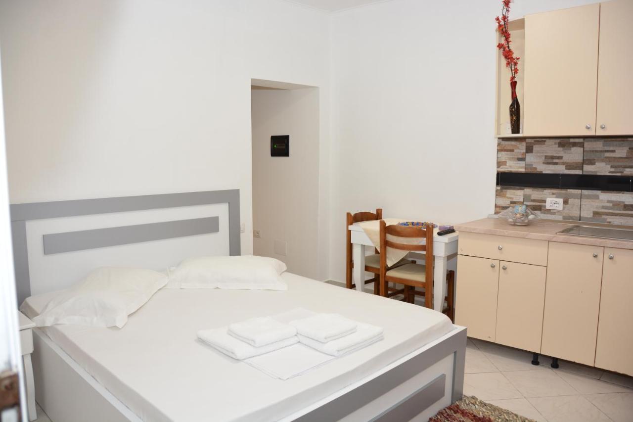 Mico'S Apartments Vlore Bagian luar foto