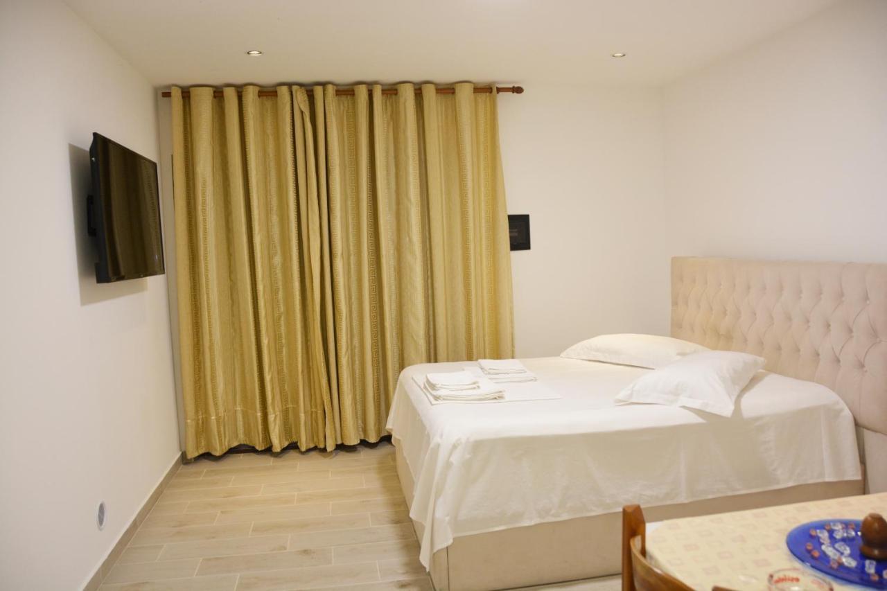 Mico'S Apartments Vlore Bagian luar foto