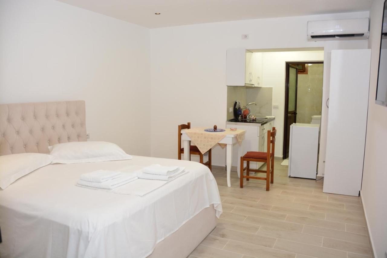 Mico'S Apartments Vlore Bagian luar foto