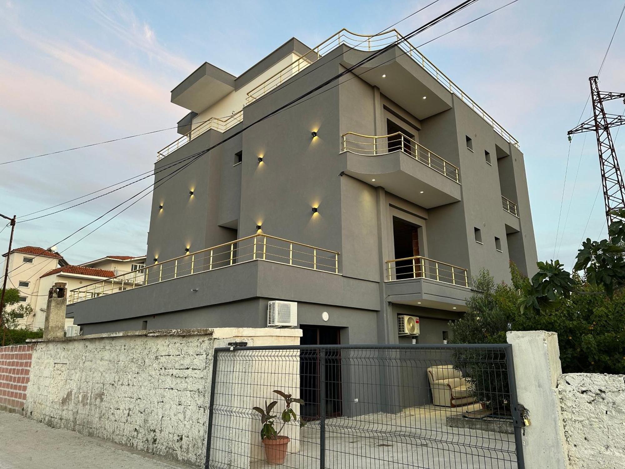 Mico'S Apartments Vlore Bagian luar foto