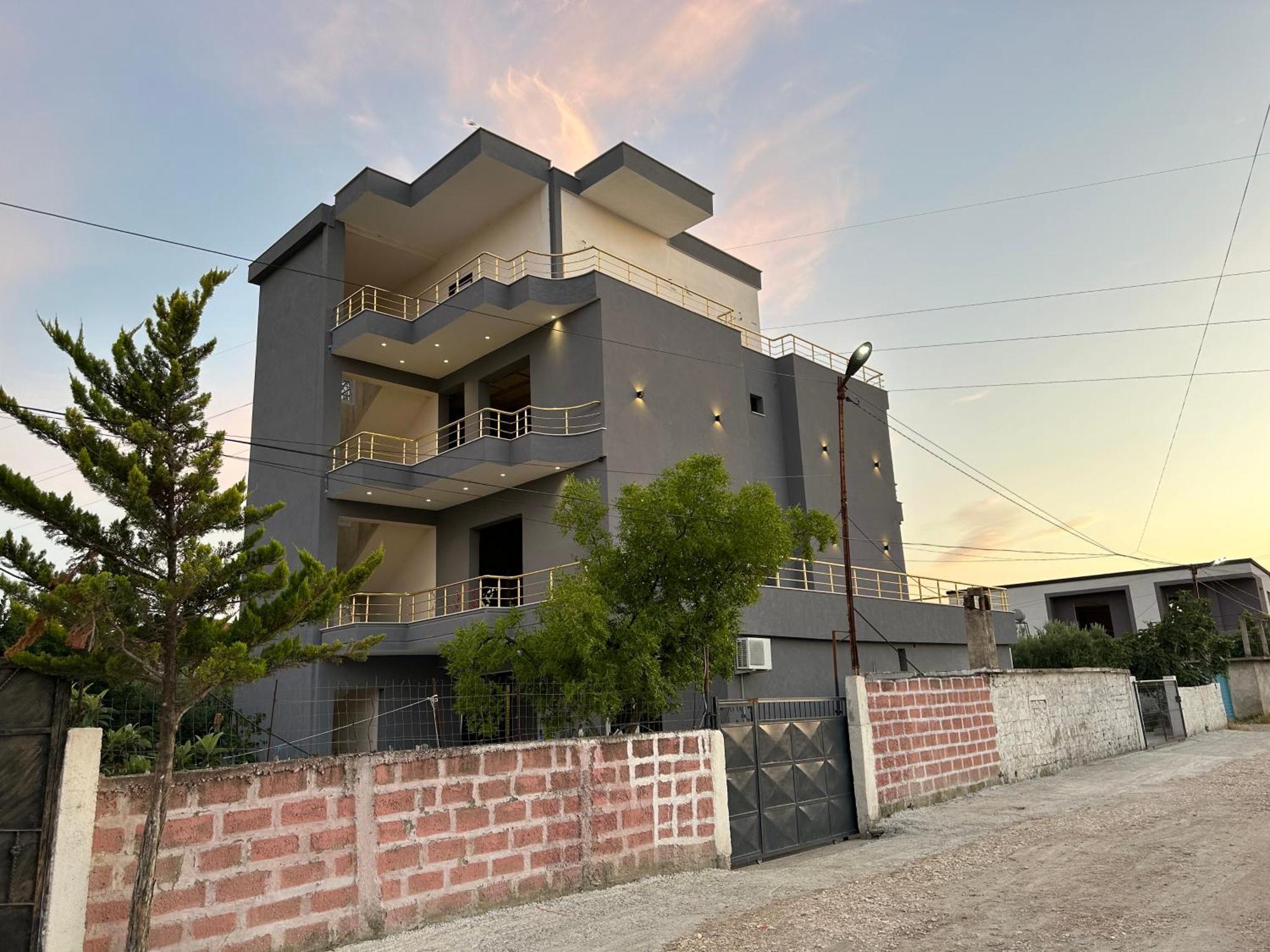 Mico'S Apartments Vlore Bagian luar foto